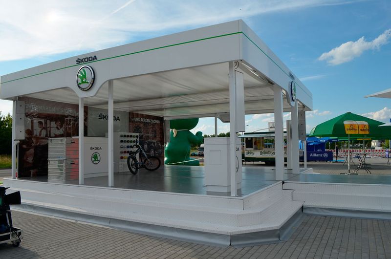 Am Eröffnungstag hatte Skoda Auto Deutschland den Roadshow-Pavillion aufgebaut, an dem die Mitarbeiter den Besuchern wie im normalen Showroom die Produkte erklären konnten. (Bild: Grimm/»kfz-betrieb«)