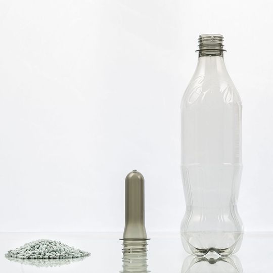 Coca-Cola setzt verstärkt auf den Einsatz von recyceltem Material (rPET) bei seinen PET-Einwegpfandflaschen.(Bild:  Delia Woehlert / Coca Cola Deutschland)