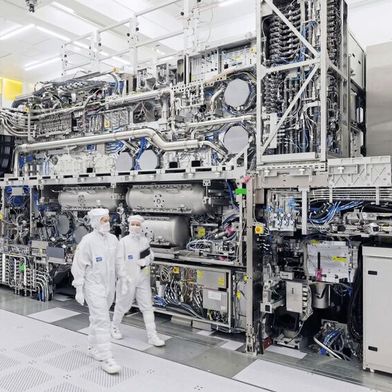 High-NA-EUV-Anlage von ASML: Das Lithografieverfahren kommt bislang meist in der Prototypen- oder Forschungsentwicklung zum Einsatz. Nun hat Intel Foundry die Technologie erstmals bei der Serienfertigung von Logikchips verwendet – zumindest teilweise. (Bild: AMSL)