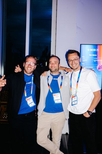 Hatten Spaß zusammen: (v.l.): Stefan Zessel, Alexandre Antoniotti und Alexey Pronin (alle Shopware) (Bild: Shopware)