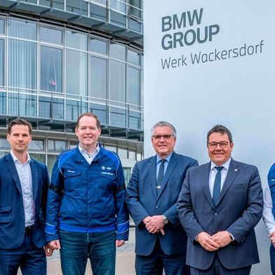 Jörg Lederbauer, Vice President Kreislaufwirtschaft, Ersatzteilversorgung Hochvoltspeicher und elektrischer Antrieb BMW; Stefan Betz, Leiter des BMW Group Standorts Wackersdorf; Richard Tischler, stellvertretender Landrat des Landkreises Schwandorf; Thomas Falter, Bürgermeister der Gemeinde Wackersdorf; André Mandl, Betriebsratsvorsitzender der BMW- Werke Regensburg und Wackersdorf (v.l.n.r.) (Bild: BMW)