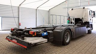 Der Elektro-Lkw von Framo in der Batteriewechselstation der Spedition Meyer & Meyer. Ein Gabelstapler wechselt die beiden Batterien des Lkw innerhalb von 15 Minuten. (Hornischer)