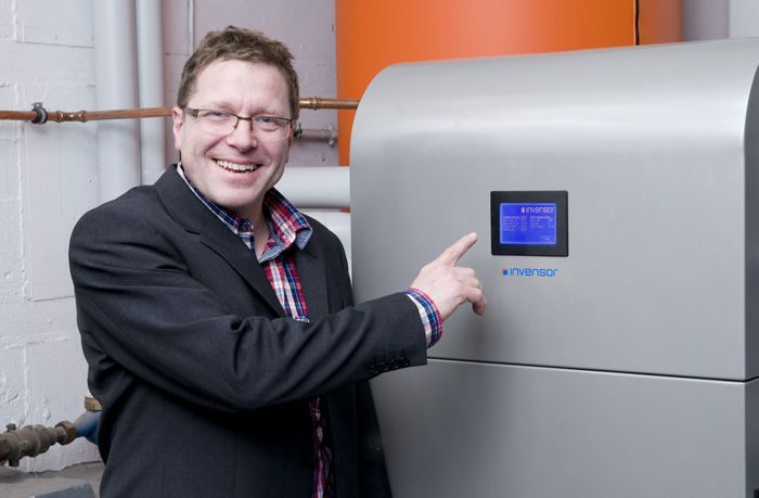 Abbildung 1: Der Energiebeauftragte für städtische Liegenschaften der Universitätsstadt Marburg, Peter Wagner, zeigt sich vor allem von der auf einander abgestimmten Technik der Kältemaschine und des BHKWs begeistert. (Bild: Invensor)