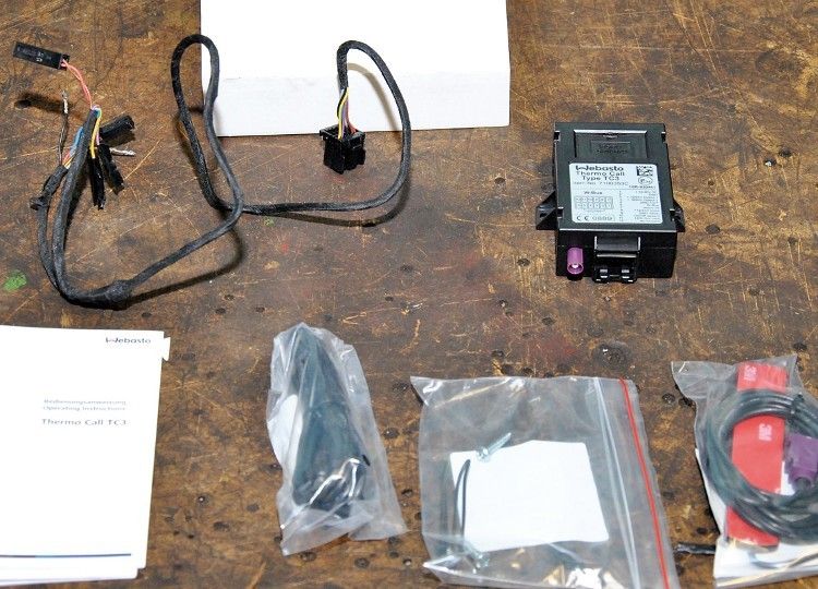 Kein Hexenwerk: Das Steuergerät des „Themo Call 3“ samt Kabelbaum, Antenne und Einbauanleitung. (Foto: Dominsky)