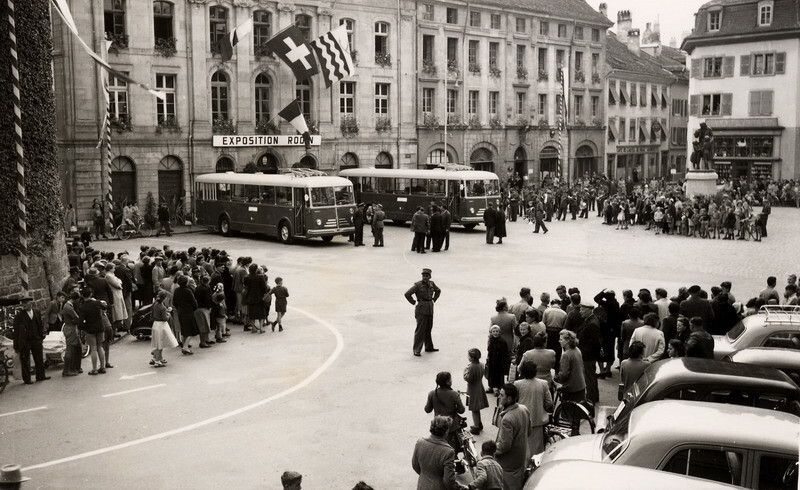 Place Pestalozzi: Am 30. September 1953 wurde der Gyrobusbetrieb von Yverdon offiziell eröffnet (Stadtarchiv Yverdon-les-Bains)