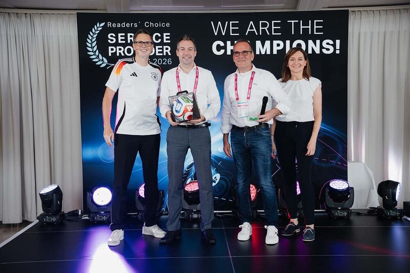 Der erste Gewinner jedoch durfte sich über einen Original-WM-Fußball freuen, der von Christoph van Lueck von der echo vergeben wurde. (Bild: Werbefotografie Emme)