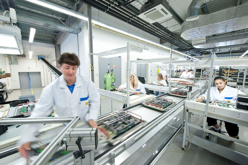 Produktionsstraße: Effizient organisierte Produktionsprozesse bei Bebro Electronics. (Bild: Bebro Elektronik)