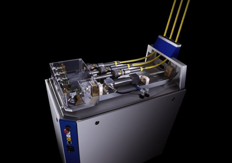 Über ein modulares System von Optikkomponenten  ... wird der Laserstrahl geteilt, umgelenkt, umgeschaltet, gesperrt oder gemessen. Es ist möglich, für jede Bearbeitungsaufgabe den passenden Optikaufbau zusammen zu stellen. (Archiv: Vogel Business Media)