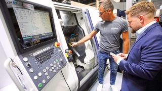 Der CNC-Kurzdrehautomat Miyano BNE-65MYY des japanischen Herstellers Citizen erlaubt durch handgeschabte Flachführungen die hochpräzise Komplettbearbeitung von Bauteilen mit einem Durchmesser von bis zu 65 mm. (Bild: Messe Düsseldorf / ctillmann)