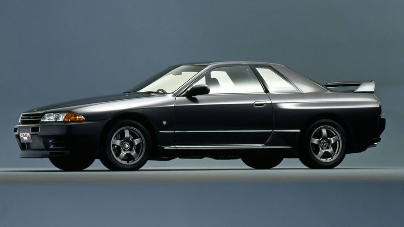 1989: Der GT-R wird als zweitüriges Coupé präsentiert. Produktionsstart des 206 kW/280 PS starken Coupés ist der 21. August. (Bild: Nissan)