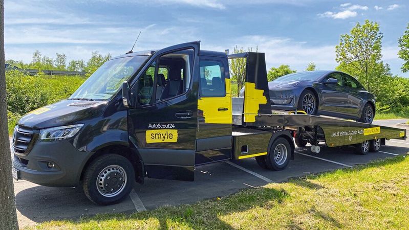 Autoscout 24 hat seinen E-Commerce-Service Smyle in den vergangenen Monaten weiterentwickelt: Die Plattform verfügt jetzt über Lieferfahrzeuge mit eigenem Branding – und macht die Namen der Händler sichtbar, die die Autos auf der Plattform liefern. Autoscout 24 hat seinen E-Commerce-Service Smyle in den vergangenen Monaten weiterentwickelt: Die Plattform verfügt jetzt über Lieferfahrzeuge mit eigenem Branding – und macht die Namen der Händler sichtbar, die die Autos auf der Plattform liefern.