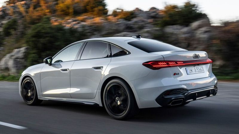 Das Design des A5 ist komplett neu, wirkt gleichzeitig aber klassisch-elegant und ist auf den ersten Blick als (neuer) Audi erkennbar. (Bild: Audi)