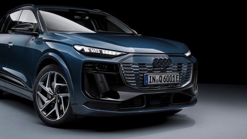 Audi und Forvia Hella haben für den Q6 e-tron an einem neuen Konzept für die Frontbeleuchtung gearbeitet. Ergebnis: Mit den neuen Schweinwerfern lassen sich nicht nur adaptive Lichtfunktionen umsetzen. Insbesondere punkten sie mit einer digitalen Tagfahrlichtmatrix, mit der Fahrer aus bis zu acht voreingestellten Designs ihre digitale Wunschlichtsignatur des Tagfahrlichtes zu wählen.  (Bild: Audi)