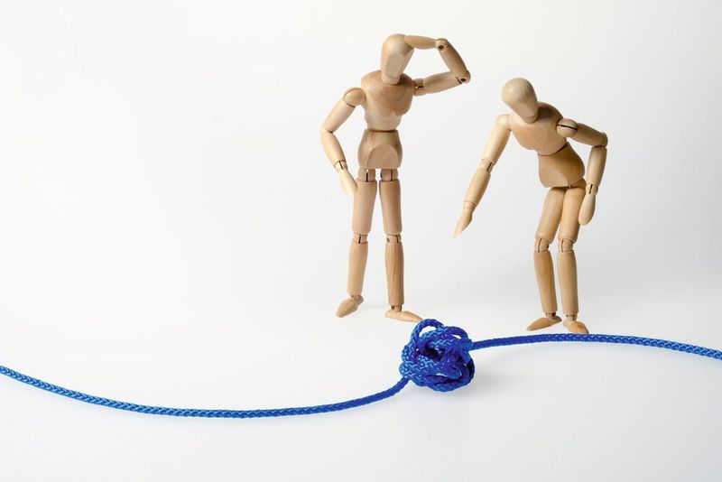 Anschließend sollten Sie versuchen gemeinsame Lösungen zu finden. Allzu oft werden Konflikte nicht gelöst, sondern man sieht über sie hinweg und vergisst sie. Das Ziel von jedem Konflikt sollte jedoch sein, dass eine gemeinsame Lösung gefunden wird. Fixieren Sie sich daher nicht auf das Problem, sondern darauf wie Sie einen Weg finden, der für alle Beteiligten akzeptabel ist.  (Bild: © C. Schüßler – stock.adobe.com)