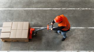 full-shot-man-working-construction-8000x4497v1 (Bild: freepik)