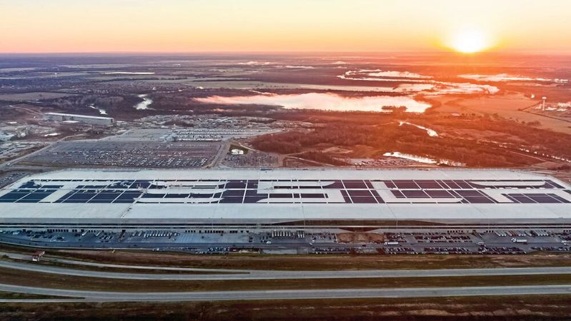 Unter anderem setzt Tesla das „Gigapress“-Verfahren in seinem texanischen Werk ein. (Bild:  Tesla)