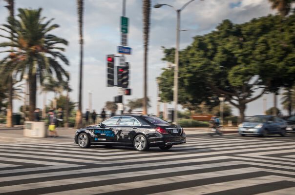Mit dem Intelligent World Drive testet Mercedes-Benz mit einem Erprobungsfahrzeug auf Basis der S‑Klasse automatisierte Fahrfunktionen auf fünf Kontinenten. Nach Deutschland, China,  Australien und Südafrika liegt der Fokus der letzten Etappe in den USA auf  der Bewertung des Fahrverhaltens im dichten Stadtverkehr und auf Highways. Im Fokus steht dabei insbesondere die Erkennung von Schulbussen und landesspezifischen Fahrbahnmarkierungen, Fahrspuren sowie Geschwindigkeitsschildern und auf der Erprobung des innovativen Lichtsystems DIGITAL LIGHT. (Daimler AG)