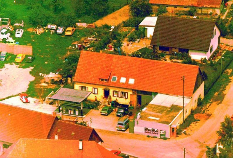 So fing alles an: In einer alter Scheune in Hochstetten im Schwarzwald legt Kurt Gutmann 1968 den Grundstein für sein Unternehmen.  (Foto: Gutmann)