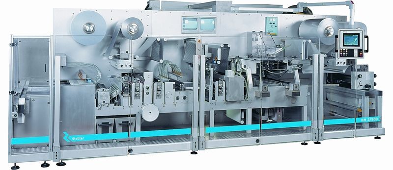 Die Produktionsabläufe der gesamten Linie werden vollautomatisch gesteuert. Dabei erzielt die Anlage eine maximale Ausbringung von 1000 Packungen pro Minute. (Bilder: Romaco Siebler) (Archiv: Vogel Business Media)