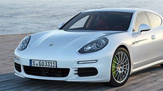 Als erster deutscher Hersteller bringt Porsche ein Plug-In-Hybridmodell auf den Markt. Der Panamera S E-Hybrid legt dank Steckdosenanschlusses und leistungsstarker Akkus bis zu 36 Kilometer Strecke rein elektrisch zurück. (Foto: Porsche)