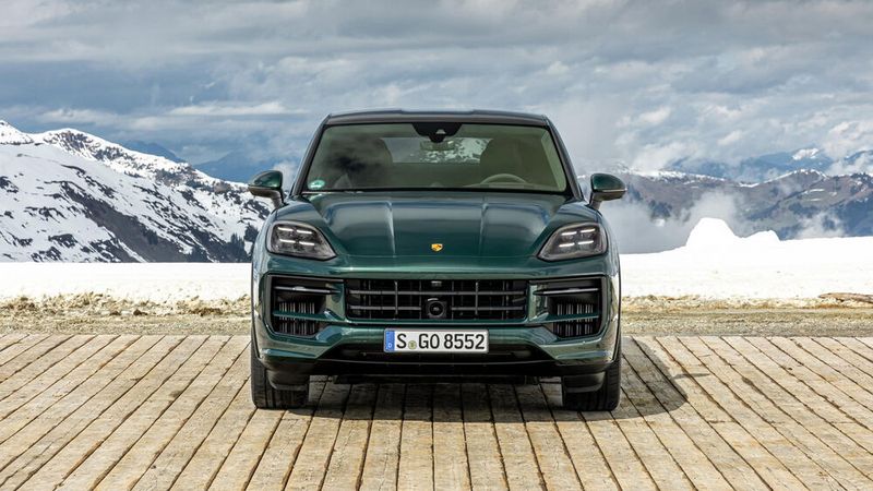 Die Front wurde mit neuen HD-Matixleuchten mit je 32.000 Pixeln ausgestattet. (Bild: Porsche)