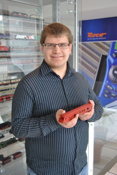 Andreas Püber, Konstrukteur/KVP, Roco: „MoldWizard beschleunigt nicht nur das Erstellen der Formeinsätze, besonders viel Zeit spart man mit der voll integrierten, mit Standardnormteilen und Werkzeugaufbauten versehenen Normteilbibliothek. Diese erlaubt vor allem die Integration von eigenen von Roco definierten Teile- und Baugruppen, die auch bereits mit CAM-Werkzeugwegen vorbelegt sind. Das reduziert nicht nur die Konstruktionszeit, sondern verkürzt auch die Erstellung der CAM-Zyklen erheblich.