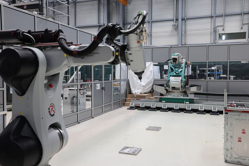 The newly developed flexible milling kinematics on a linear axis machines a CFRP vertical tail plane of an aircraft on a 1:1 scale with high precision. (Source: Fraunhofer Ifam)