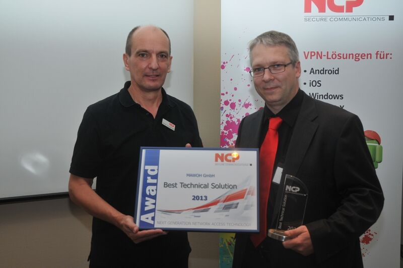 Jochen Gundelfinger (l.) hält die Auszeichnung „Best Technical Solution” für Martin Wohlert (Mawoh) bereit. (NCP)
