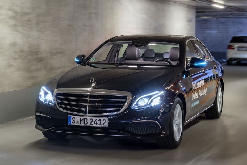 Gegebenenfalls soll das Auto auch rechtzeitig stoppen können, beispielsweise wenn Menschen auf dem Korridor des Fahrzeugs laufen. (Daimler)