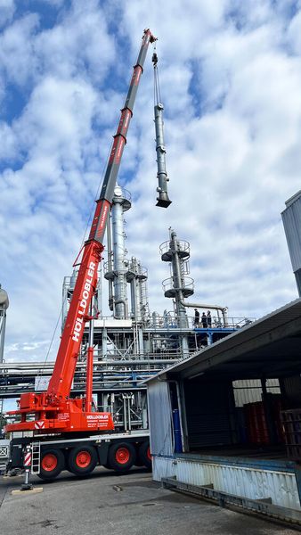 Auch die Demontage der alten Füllkörperkolonne übernahm der Lösemittelspezialist in Eigenregie. (Bild: Richard Geiss )