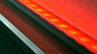 Transluzent-robuster Wetterschutz: Nahaufnahme eines Gehäusesystems für Lichtleisten, gefertigt von SLS Kunststoffverarbeitung aus hochwärmebeständigem Polyvinylchlorid (High-Temp-PVC), einer Werkstoffalternative im Kunststoffsektor, zu der immer mehr Branchen greifen würden. (SLS)