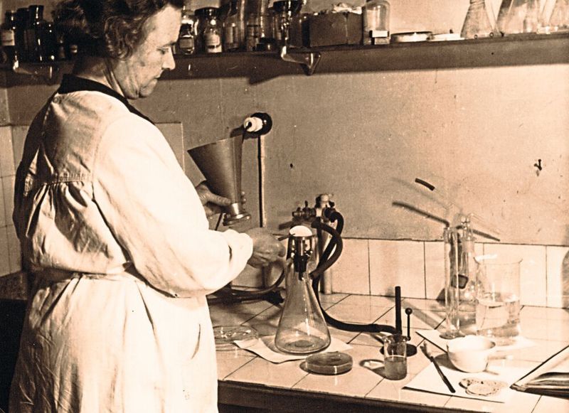 Dr. Adelaide Beling übernimmt 1945 die Leitung des neuen bakteriologischen Labors und erschließt den Membranfiltern neue Anwendungs- bereiche.   (Sartorius)