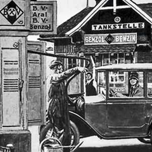 In der Frühzeit des Automobils musste man Benzin in der Apotheke kaufen. Erst ab etwa 1900 verkauften auch andere Stellen Treibstoffe. Das erste Tankstellenverzeichnis in Deutschland stammt aus dem Jahr 1909 und listet gerade einmal 2.500 Drogerien, Kolonialwarenhändler, Fahrradhandlungen, Hotels und Gaststätten auf, die Benzin anboten. Erst ab den Zwanzigerjahren nahm die Zahl der Tankstellen in Deutschland spürbar zu – bedingt durch die gestiegene Motorisierung.(Bild:  Aral)
