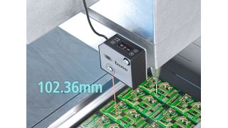 Laser-Distanzsensoren ermöglichen die wiederholgenaue und präzise Positionierung von Werkzeugen auf einer Vielzahl von Oberflächen, wie z.B. glänzenden PCB-Substraten oder metallischen Oberflächen.  (Bild: Baumer)