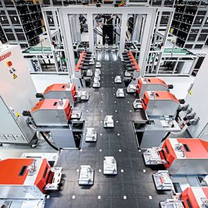 Auf maximalen Durchsatz bei lückenloser Kontrolle optimiert: Programmierung, Abgleich, Kalibrierung und Funktionstest in der I/O-Produktion von Beckhoff.(Bild:  Beckhoff)