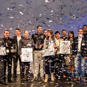 Das AZN-Team und das Team von A/B/S Autoservice Reiff gemeinsam auf der Bühne.