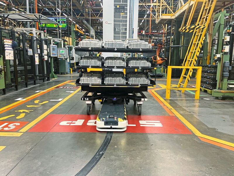 Bepackt mit Teilen für die Fertigung: So wie dieses AGV von Asti bei Ford in Valencia sieht man auch immer mehr Transportroboter in der Produktion. (Bild: Asti)
