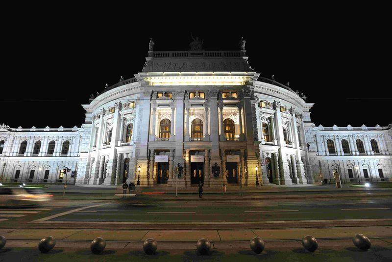 Während sich am Wiener Burgtheater, wo Bosch Rexroth eine moderne Bühnenleitsteuerung installierte, der Vorhang hebt, fällt er am Stammsitz in Lohr am Main. (Bild: Thomas Bauer)