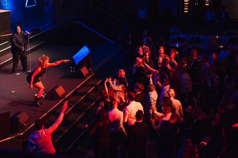 Nach dem Essen folgt die Party: Die Sängerin machte gemeinsam mit der ersten Reihe ordentlich Stimmung.  (Bild: Docuware)