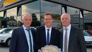 Bei Friedrich (links), Jan und Günter Berkemeier ist die Marke mit dem Blitz in guten Händen. (Berkemeier)