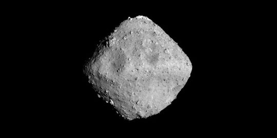 Der erdnahe Asteroid Ryugu erinnert an eine abgerundete Doppelpyramide. Der erdnahe Asteroid Ryugu erinnert an eine abgerundete Doppelpyramide.