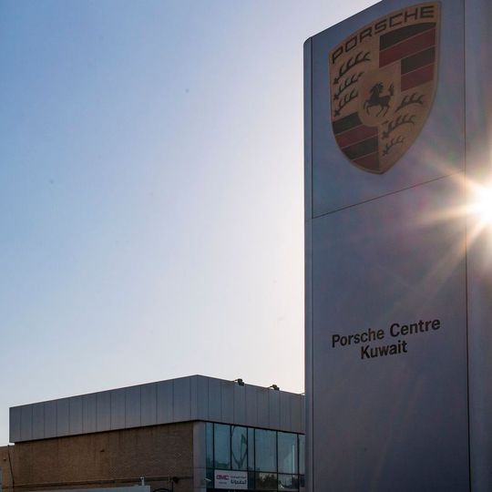 Porsche verkauft in Kuwait pro Jahr circa 1.000 Autos, was rund einem Prozent Marktanteil entspricht. Porsche verkauft in Kuwait pro Jahr circa 1.000 Autos, was rund einem Prozent Marktanteil entspricht.