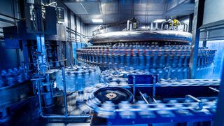 Der Entwurf und Bau von industriellen Abfüllanlagen ist aufwendig. Mithilfe generativer KI soll die Konfiguration zukünftig ressourcenschonender und intelligenter gelingen. (Bild: romaset - stock.adobe.com)