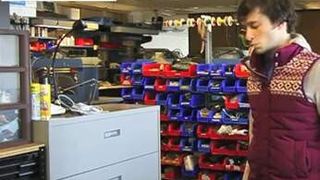 Die neun in einer Quadratform angeordneten Kontakte helfen der Testperson, sich in einem Raum zu orientieren. Ein elektrischer Impuls auf einem der Kontakte macht sich durch ein Kribbeln auf der Zunge bemerkbar. (Bild: MIT Media Lab)