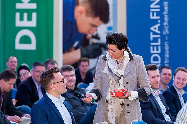 Neben Schokolade hatte die temperamentvolle Verkaufstrainerin auch viele gute Ideen zu verschenken. (Stefan Bausewein)