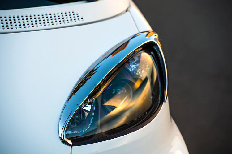 ... finden sich an der Front des Smart: Die Schweinwerfer sind mit eleganten Augenbrauen verziert. (Daimler)