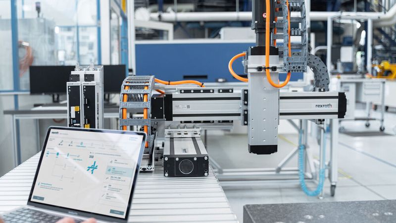 Spart Zeit: Die vorinstallierte Bediensoftware des mechatronischen Subsystems führt Anwendende durch die Inbetriebnahme. (Bild:  Bosch Rexroth)