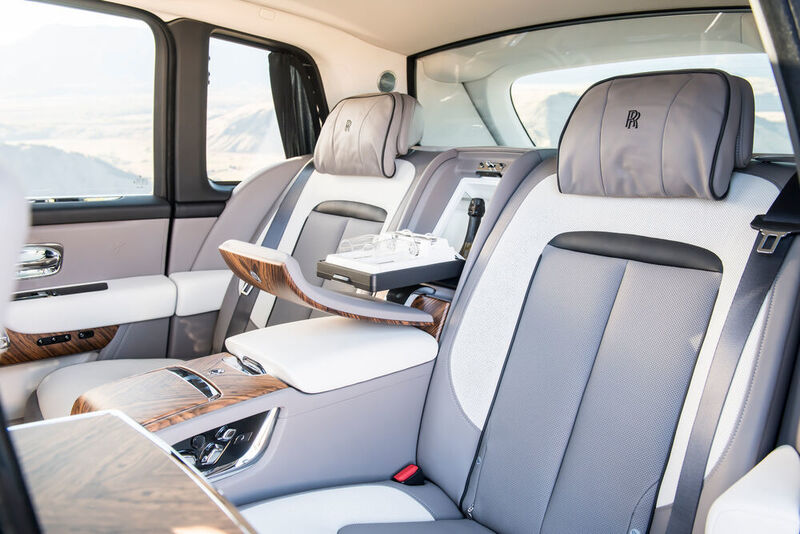 Statt der Rückbank sind auch zwei luxuriöse „Executive Seats“ mit Barfach in der Mitte und einer Trennscheibe zum Kofferraum erhältlich. (Rolls-Royce)
