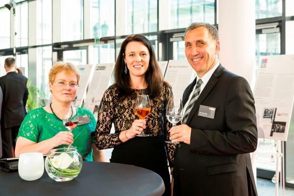 Birgit Punzet, Distributor Codico (Mitte), im Gespräch mit Fachredakteurin Margit Kuther und Key Account Manager Hans-Jürgen Schäffer (beide Vogel Business Media) (Fotograf/Copyright: Stefan Bausewein/Vogel Business Media)