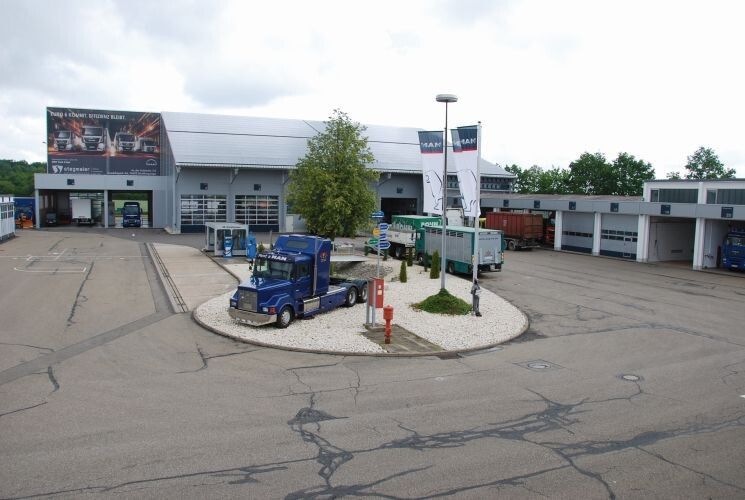 Aufgeräumt: Das Ein-Wege-System bei der Stegmaier Nutzfahrzeug GmbH verhindert, dass Trucker auf dem Betriebshof rangieren müssen. (Foto: Wenz)